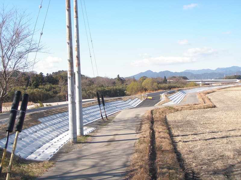 平成28年度 鈴鹿川布気堤防法尻補強工事